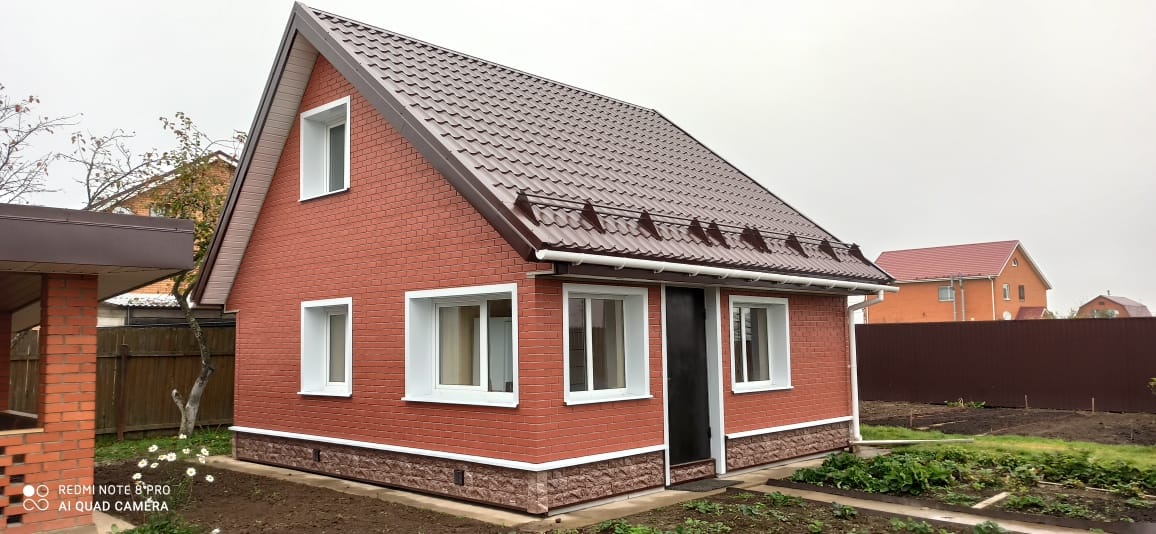 Отделка дома цокольными панелями